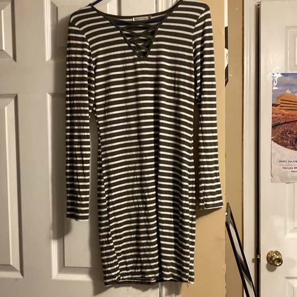 Green and white striped dress - Picture 4 of 4